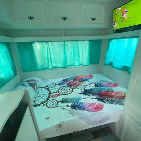 Caravane Individuelle Dans Le Maquis Corse *