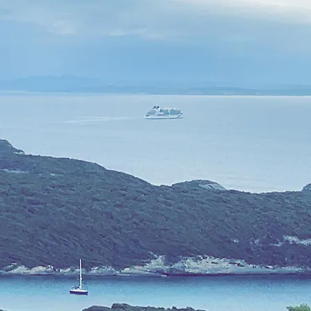 Caravane Individuelle Dans Le Maquis Corse